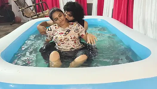 Mallu çift yüzme havuzunda sikişiyor ve oral seks yapıyor