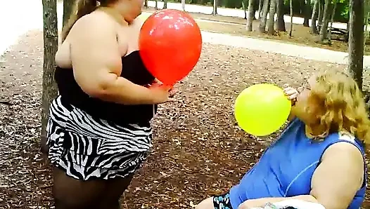 2 толстушки отсасывают воздушный шарик и всплывают