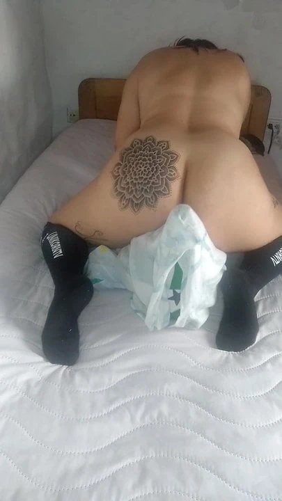 babe frotandose con la almohada consigue un gran orgasmo