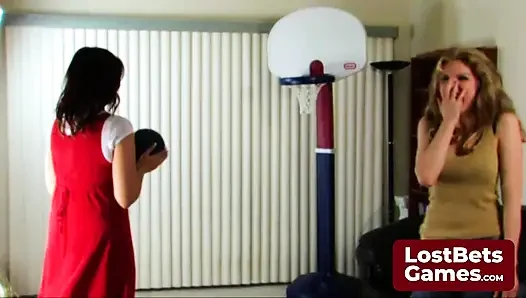 Kaybeden Snip Basketball oyuncusu kazananın ayaklarını yalamalı