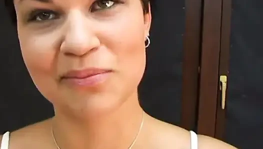 Geile schlampe Ã1/4ckt sich weit und nimmt einen harten schwanz in ihren warmen nassen mund