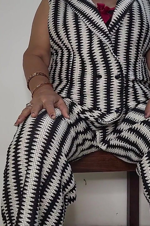 Corparate看我在办公室里努力工作, 在桌子上潮吹