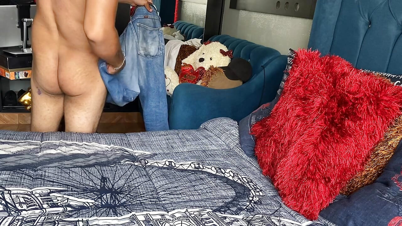 Sportaš s velikim kurcem drka na Str8 Porno.