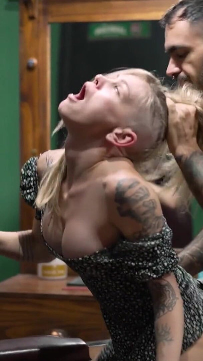 Me follo al barbero porque no tengo dinero para pagar el corte | Clip 2