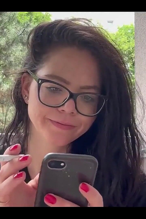 Fumar durante a resposta no My Fansly para suas mensagens