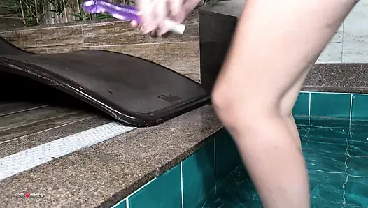 Соло писсинг-девушка - влажное развлечение с дилдо