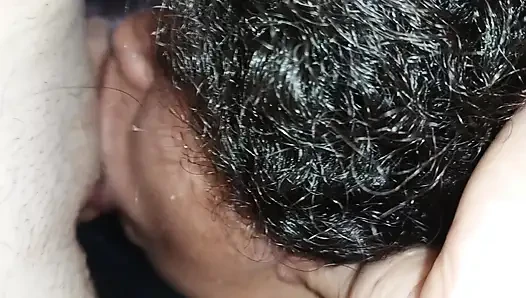 Açgözlü bir sürtüğün güzel dudaklarına boşalıyor
