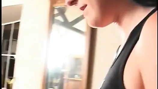 Büyük memeli çarpıcı esmer piliç küçük kanepede anal seks yapıyor