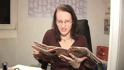 Горячие девушки лижут киски друг другу, затем трахаются пальцами перед трахом с дилдо