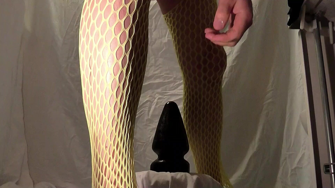 Maricas treinando com plug anal de 10cm