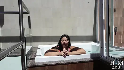 Filme çekmemi istiyor ve bütün sütleri içiyor.