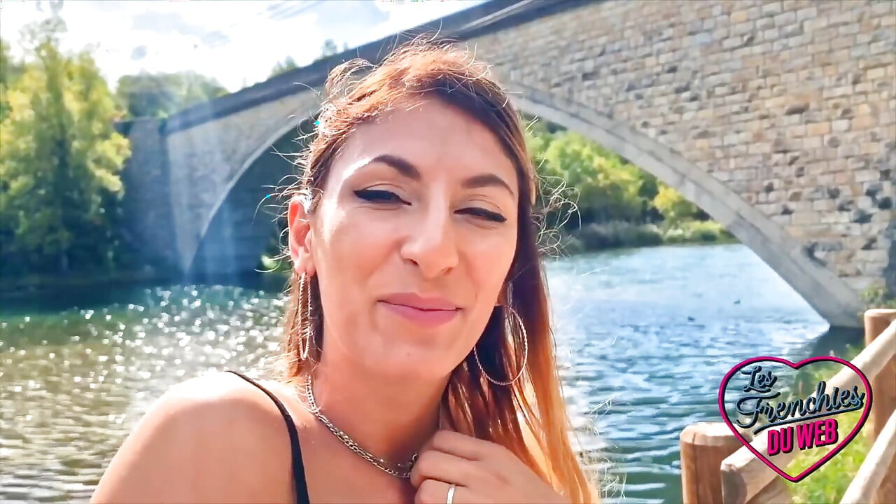 Stella, soumise qui adore se faire baiser par la bouche