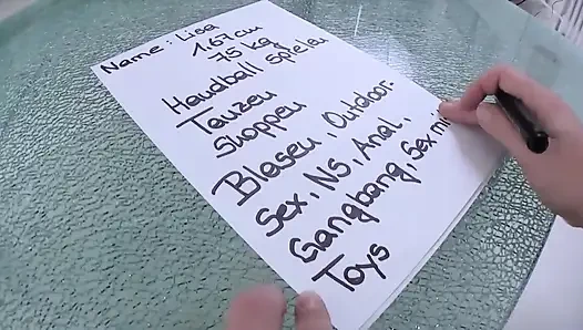 Горячая и пухлая брюнетка с большой задницей в сексуальных черных чулках трахает пальцами ее киску и играет с дилдо