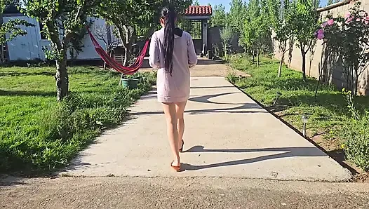 Отчим трахает свою падчерицу на улице, пока его жены нет дома анал!!