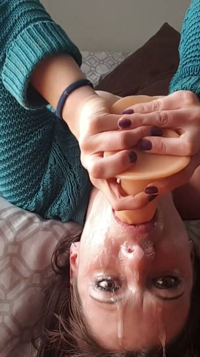 Sıska kız çok sulu bir şekilde kendi boğazına dildo sokarak derin oral yapıyor | Bölüm 2