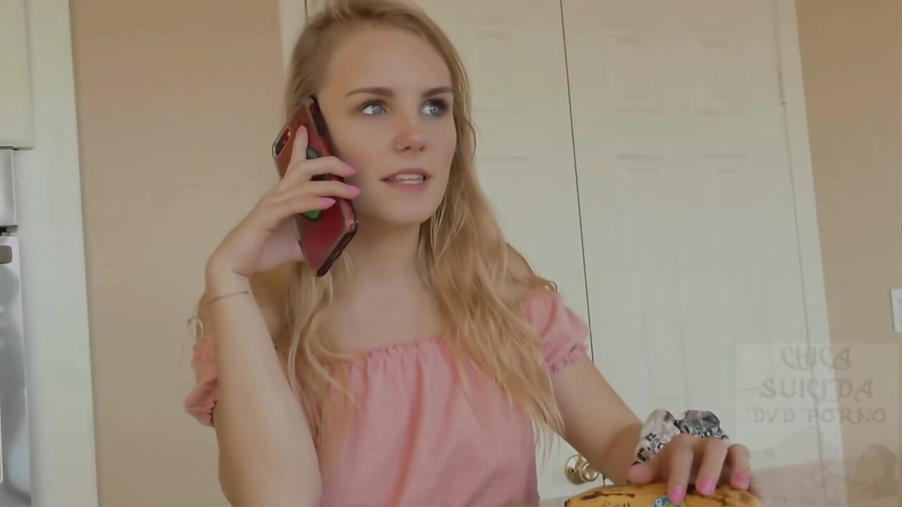 Natalie Knight se corre muy fuerte con la polla grande de su padrastro