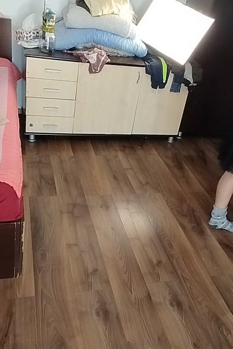 Amatör kadın kıyafetlerini denerken ve keserken eğleniyor.
