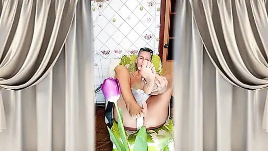 Lukerya si ibu-ibu seksi lagi masturbasi sambil pamer kakinya yang super hot