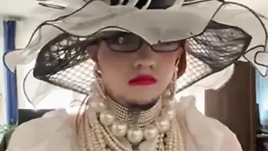 Hırvat travesti güzel vücudunu gösteriyor