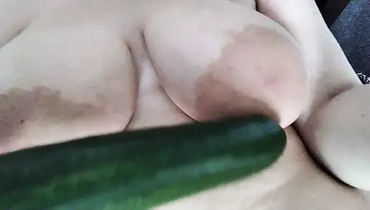 Nasse gurken-masturbation und klatschen massive brustwarzen am ende