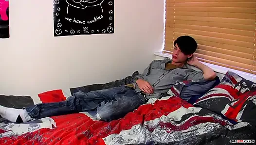 Emo Boy Skye Loves That Big Cock!