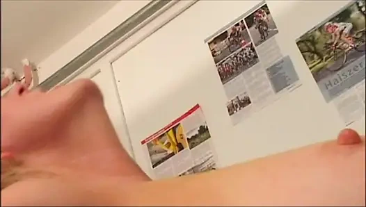 Горячую грудастую милфу трахнул и кончил на киску огромный член в любительском видео