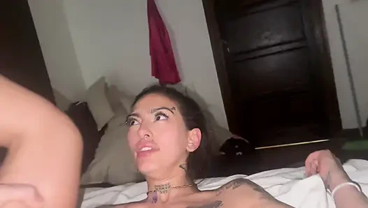 Моя пышная девушка очень распутная, и я подвергаю её дикому сексу — Мика