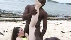 两个黑人男子在公共海滩上接近白人妻子