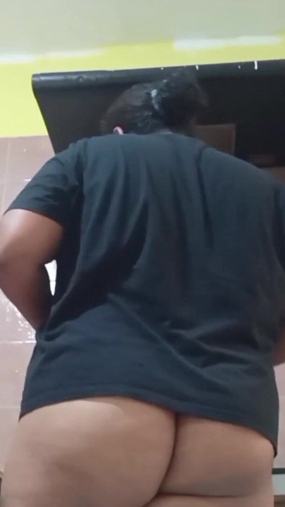 她在Cachetero 4的廚房裡走來時給我發了一段視頻 | 短片 1