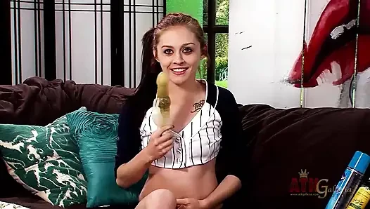 Kandi quinn si cewek hot rambut pirang lagi asik muasin memeknya pakai dildo ukuran raksasa sampai lubangnya menganga lebar