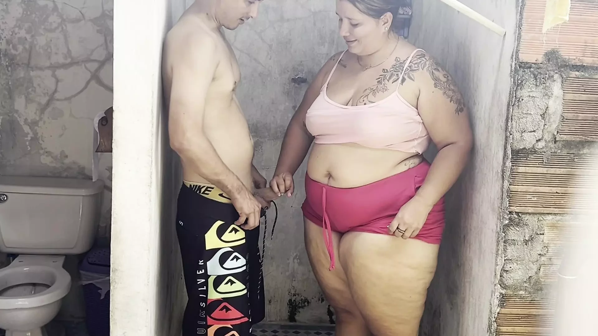 Ibu tiri ngentot sama pacarnya di kamar mandi