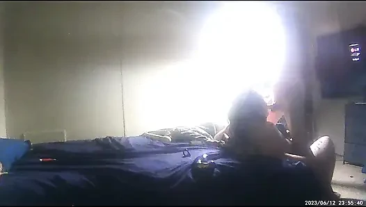 Şişman götlü sürtük deliklerini dolduruyor