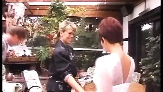 Alman sürtük sıkı anal deliğini sikiyor