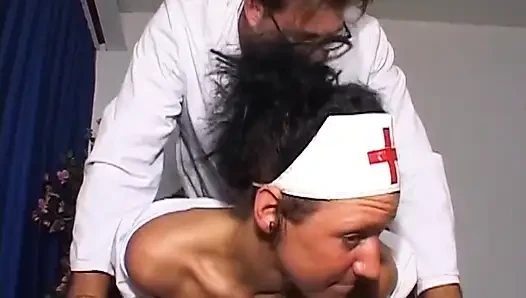 Azgın esmer hemşire vahşice doktorun yarağına biniyor