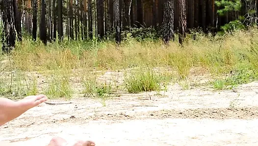 Die Katze geht völlig nackt die Straße entlang und pissen