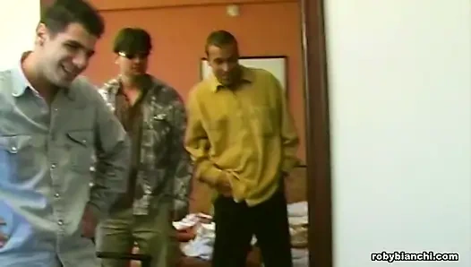 Genç Sarışın Sürtüğü Mutlu Etmek Için Amında Iki Yarak