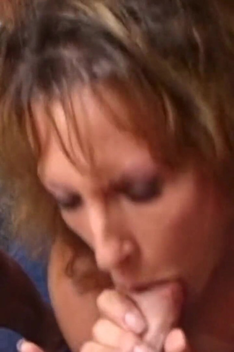 Fistet muschi weit offen mit schlampigem schwanzlutschen