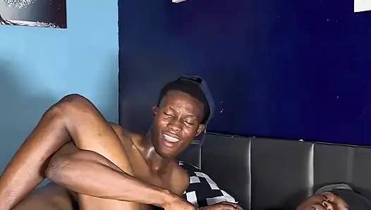 Erkek Kardeş Arkadaşını Sikiyor