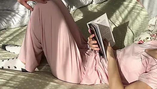 Kitap okurken üvey kız kardeşimi siktim - serbest dölleme