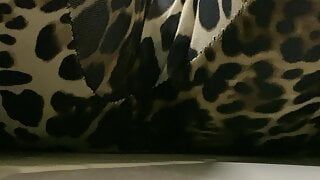 Je pisse dans mon nouveau legging léopard!