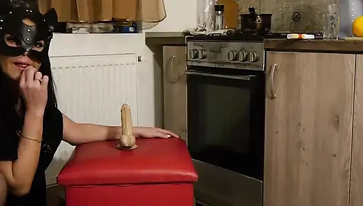 Joi kotor, ngentot dildo sampai muncrat intens di dapur