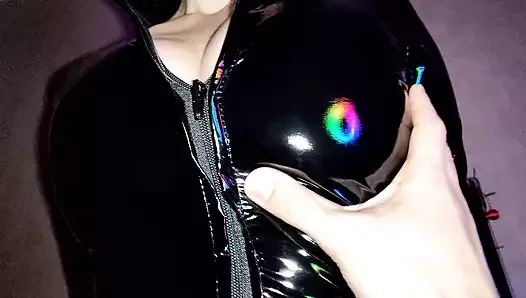 Chica en catsuit de vinilo apretado ama polla y semen