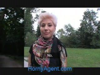 Hornyagent блондинка-лесбиянка принимает член за деньги