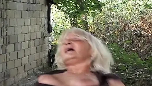 Wanita tua lagi asik mainin memeknya di luar ruangan dan di-anal habis-habisan sama pria bertato
