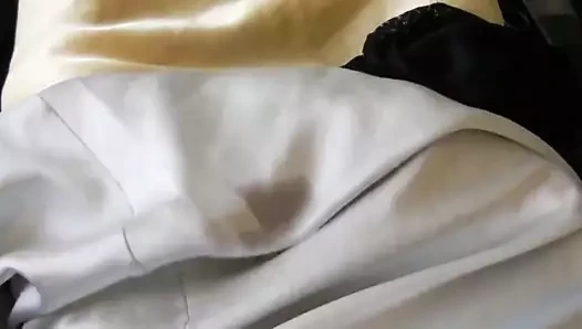 İpeksi iç çamaşırlı mastürbasyon