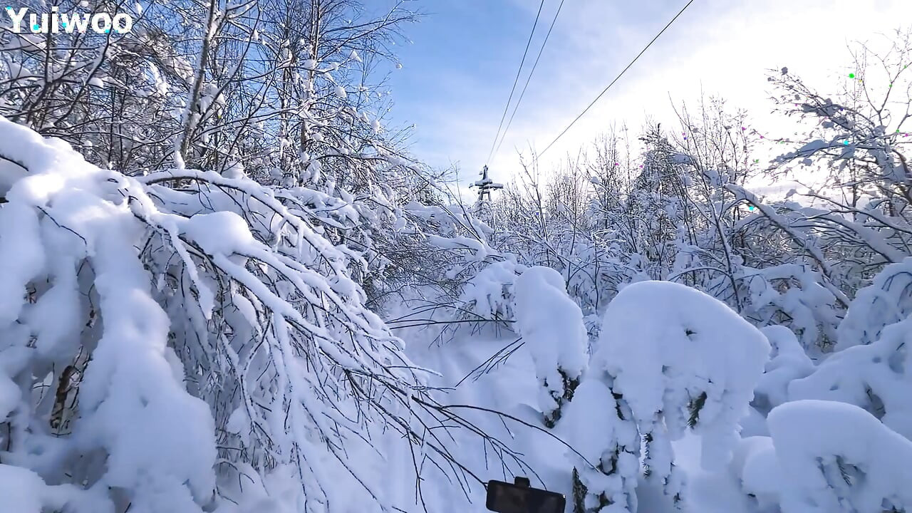 -30C Il fait très froid, mais la jolie fille russe veut de la crème glacée dans la bouche