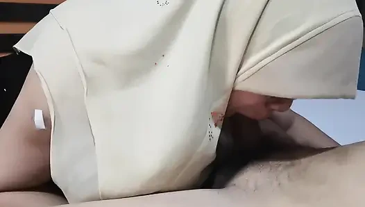 Падчерица делает расслабляющий массаж своему отчиму перед походом в школу.