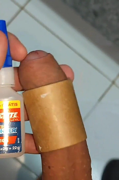 Super vruće ljepilo pričvršćuje kurac na prsten za kurac