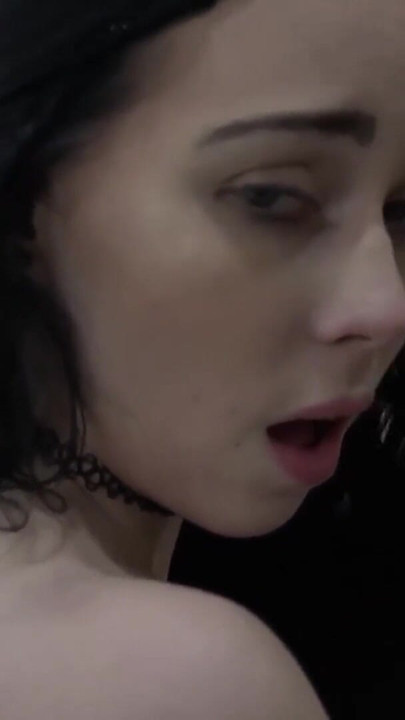 집 안의 벽돌 위험을 빨고 따먹는 19살 밤비 블랙 | 클립 1