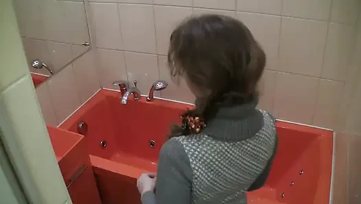 Сексуальная тинка в горячей ванне